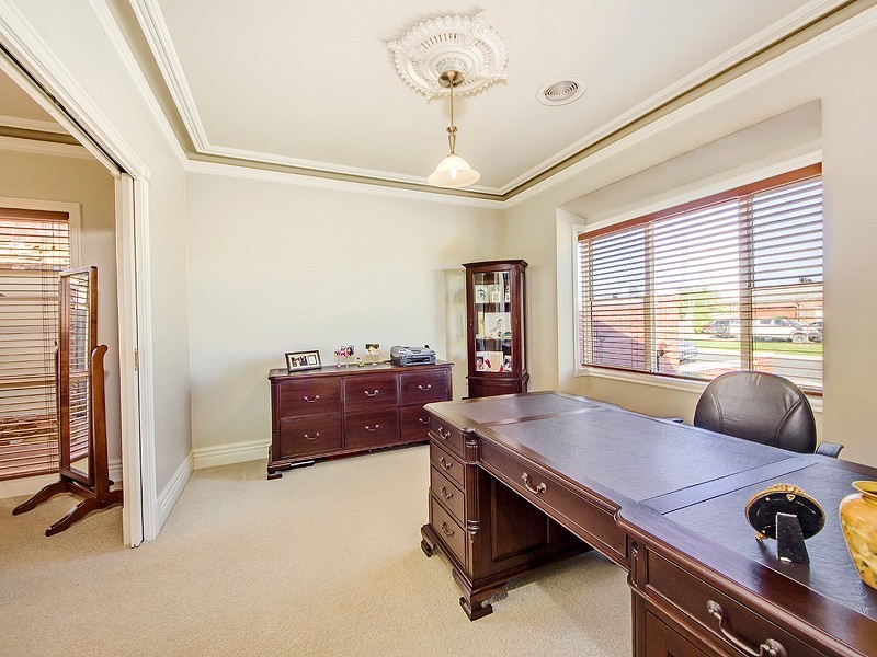 19 Kirribilli Blvd, Taylors Hill VIC 3037