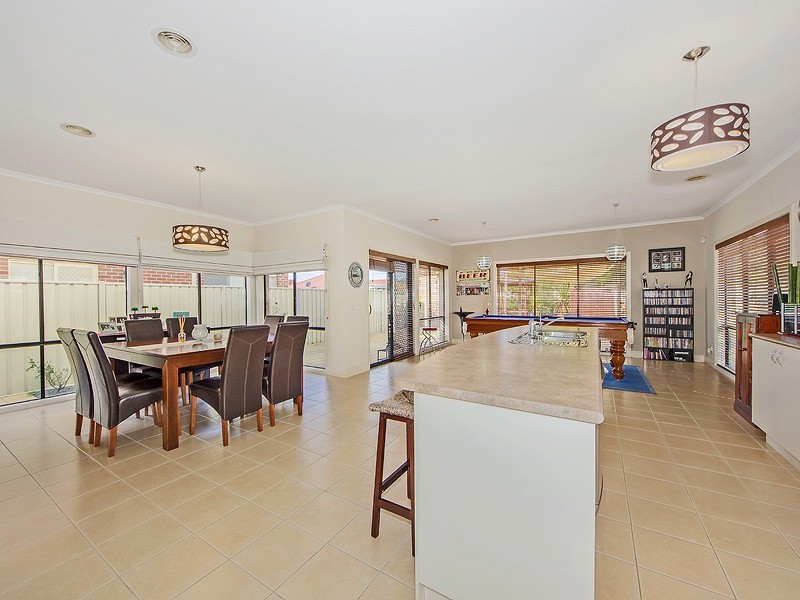 8 Claretown Ave, Caroline Springs VIC 3023