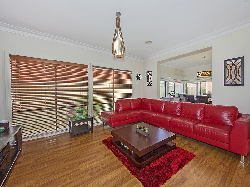 8 Claretown Ave, Caroline Springs VIC 3023
