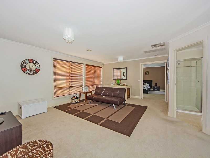 8 Claretown Ave, Caroline Springs VIC 3023