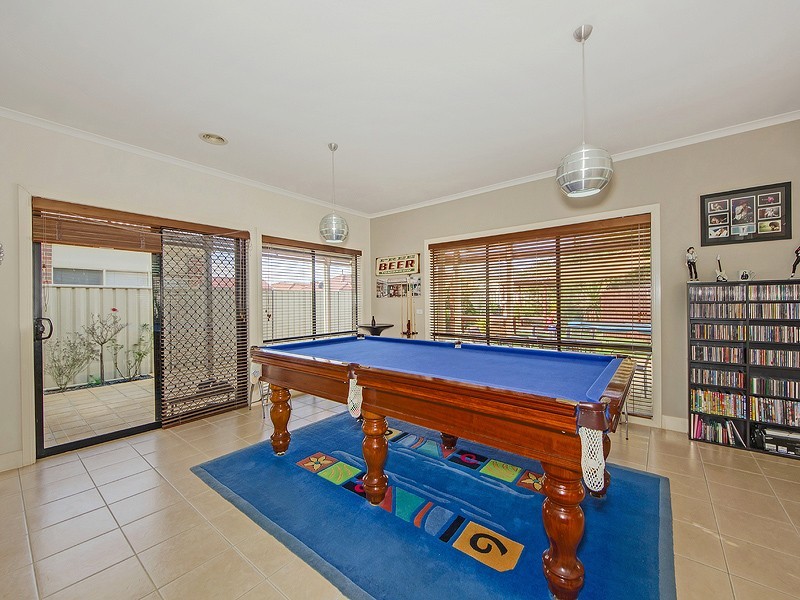 8 Claretown Ave, Caroline Springs VIC 3023