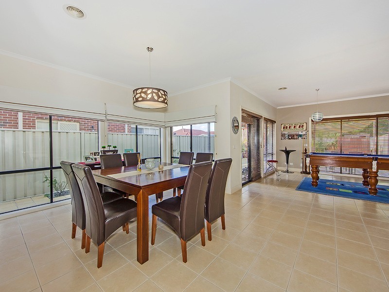 8 Claretown Ave, Caroline Springs VIC 3023