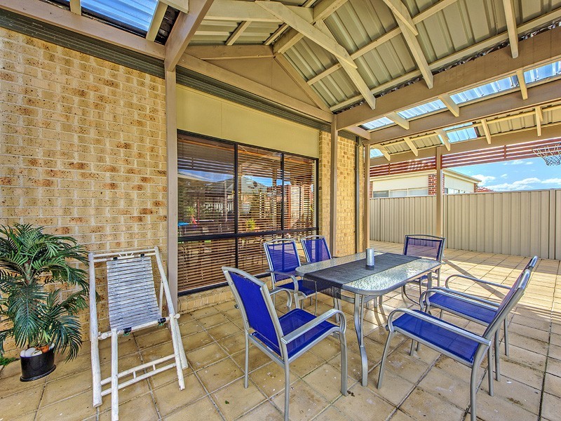 8 Claretown Ave, Caroline Springs VIC 3023
