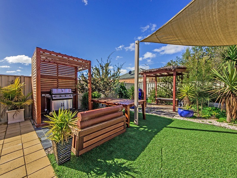 8 Claretown Ave, Caroline Springs VIC 3023