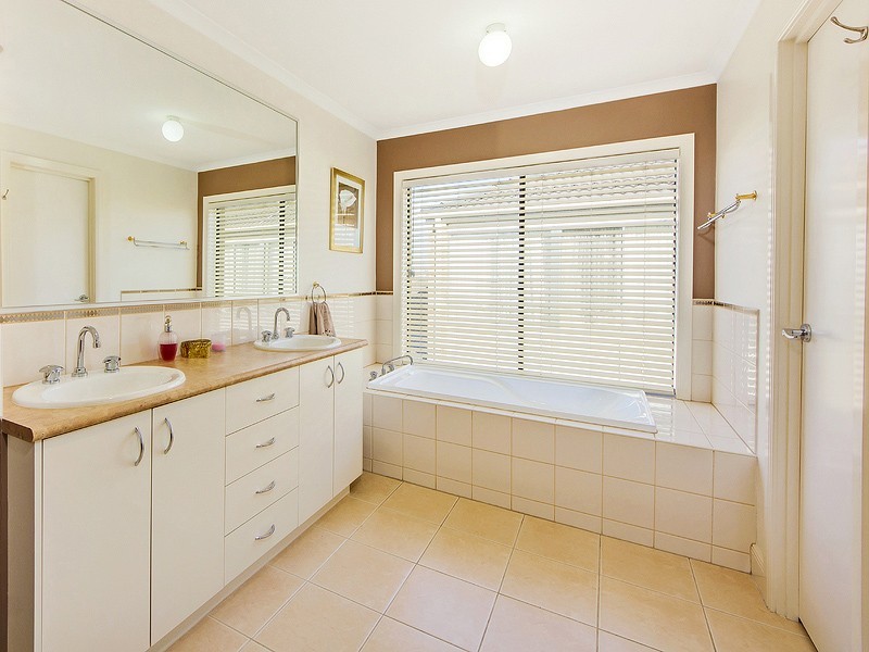 8 Claretown Ave, Caroline Springs VIC 3023