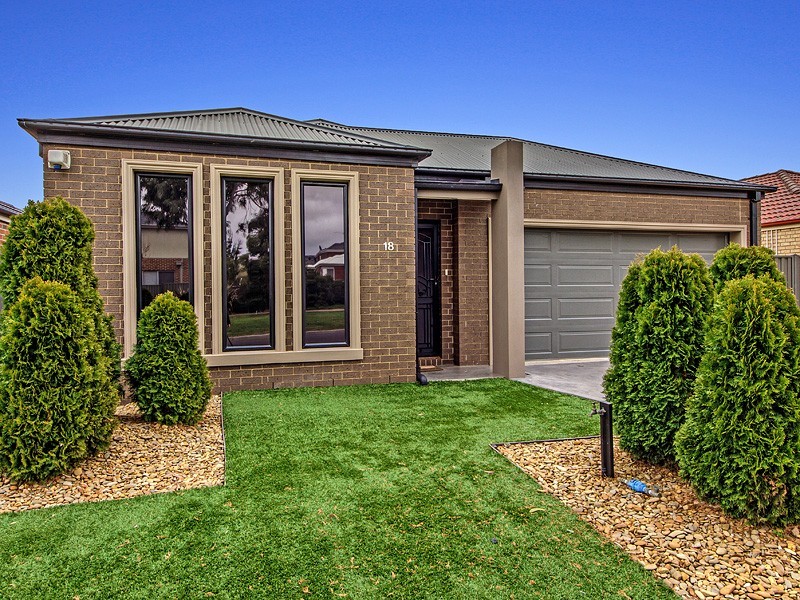 18 Scarvell Cres, Caroline Springs VIC 3023