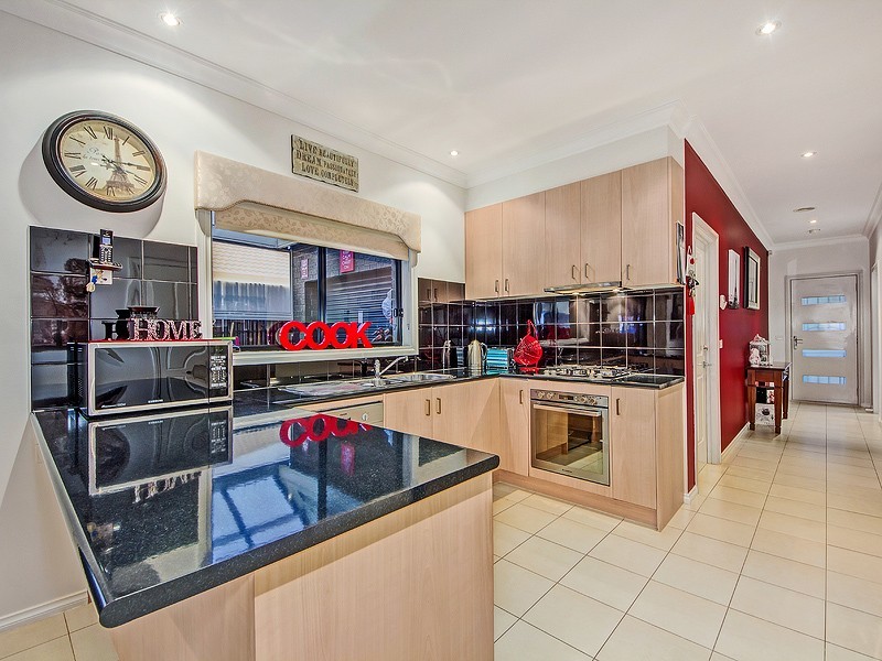 18 Scarvell Cres, Caroline Springs VIC 3023