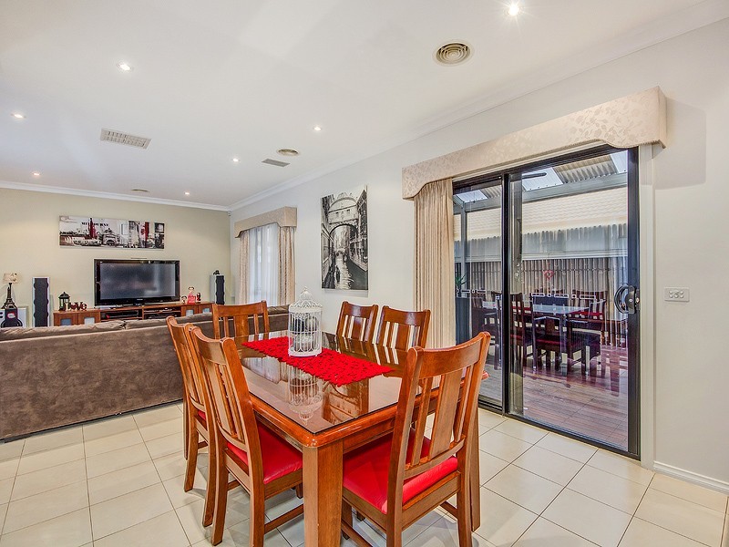 18 Scarvell Cres, Caroline Springs VIC 3023