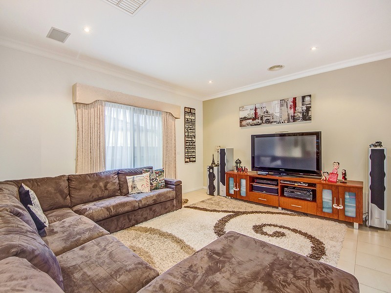 18 Scarvell Cres, Caroline Springs VIC 3023