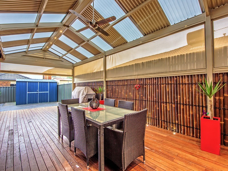 18 Scarvell Cres, Caroline Springs VIC 3023