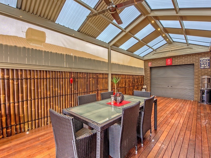 18 Scarvell Cres, Caroline Springs VIC 3023