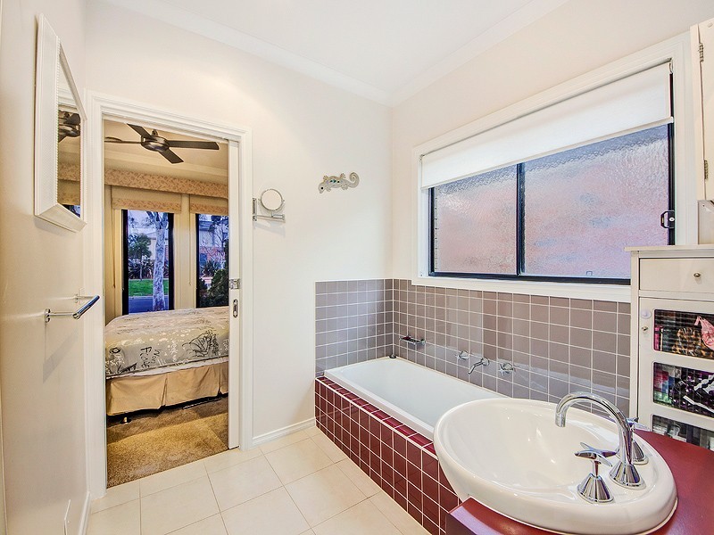 18 Scarvell Cres, Caroline Springs VIC 3023