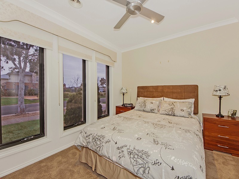 18 Scarvell Cres, Caroline Springs VIC 3023