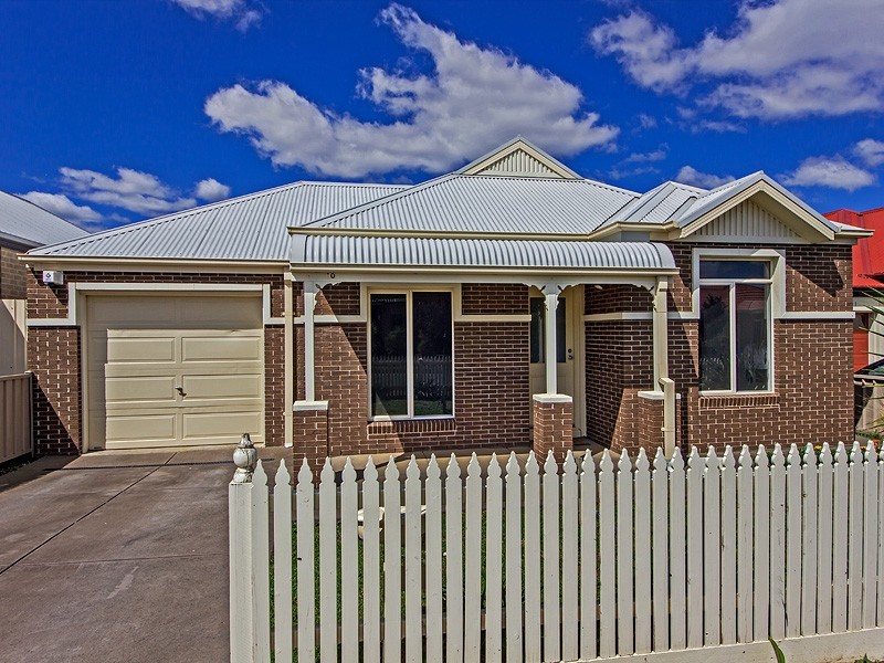 10 Verdon Ave, Caroline Springs VIC 3023