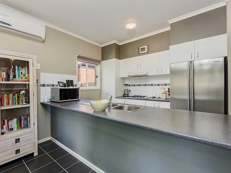 10 Verdon Ave, Caroline Springs VIC 3023