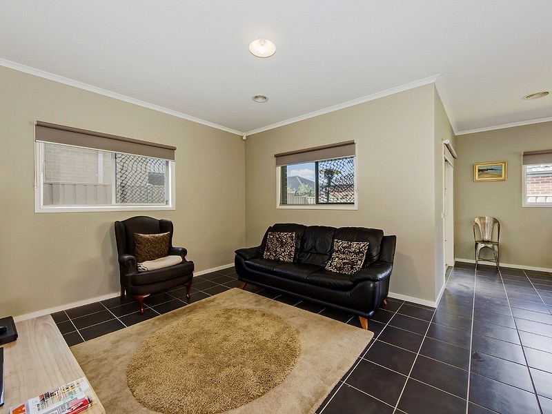 10 Verdon Ave, Caroline Springs VIC 3023