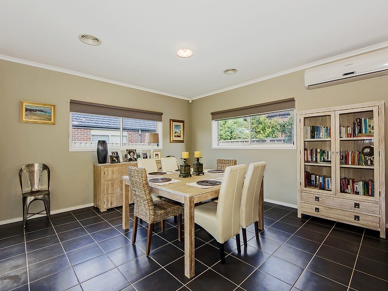 10 Verdon Ave, Caroline Springs VIC 3023