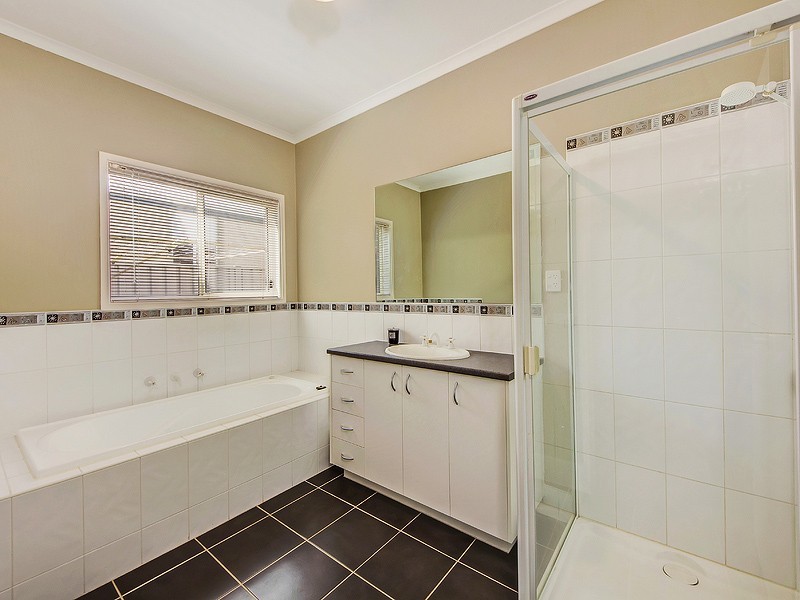 10 Verdon Ave, Caroline Springs VIC 3023