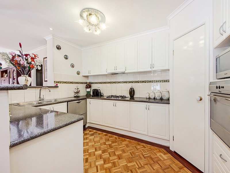 5 Brookside Crt, Caroline Springs VIC 3023