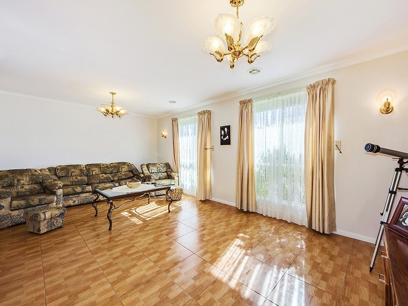 5 Brookside Crt, Caroline Springs VIC 3023