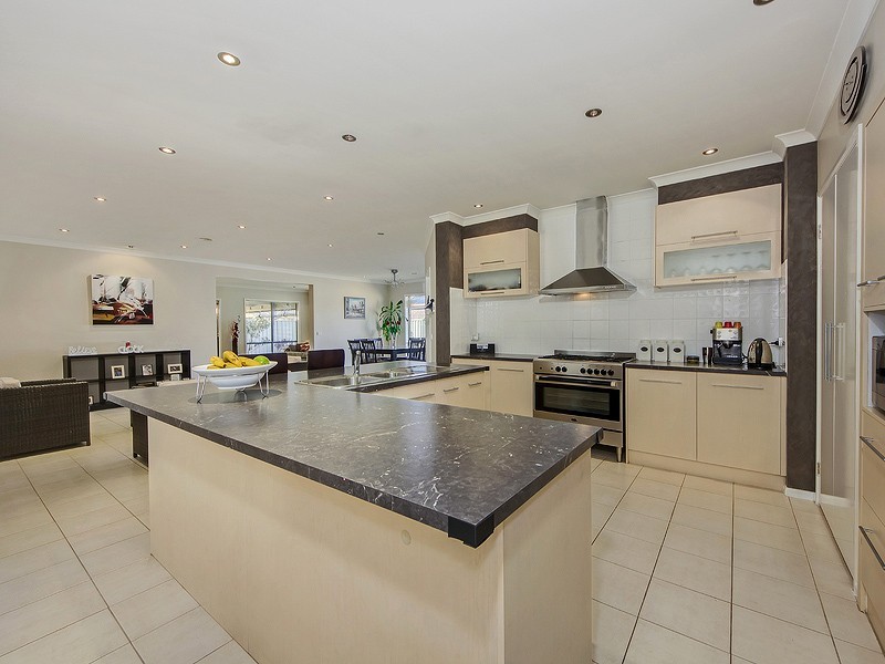 4 Finsbury Close, Caroline Springs VIC 3023