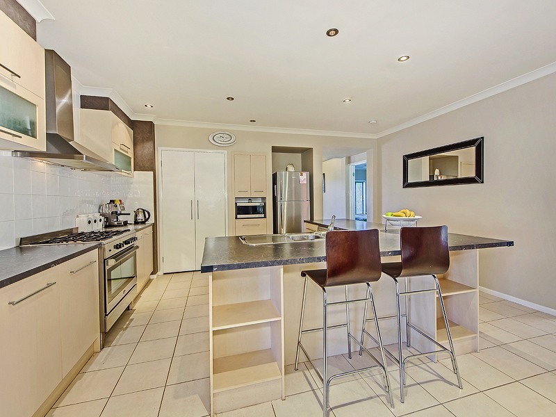 4 Finsbury Close, Caroline Springs VIC 3023