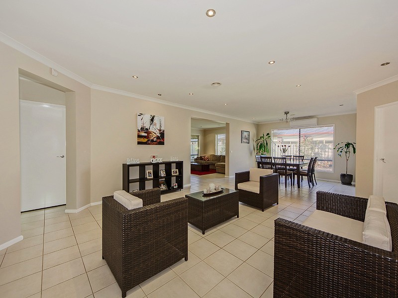4 Finsbury Close, Caroline Springs VIC 3023