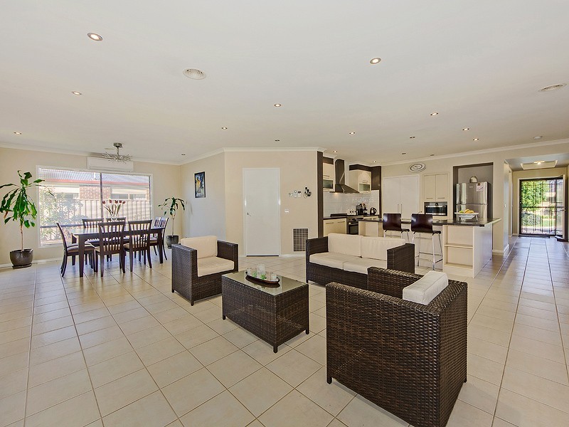 4 Finsbury Close, Caroline Springs VIC 3023