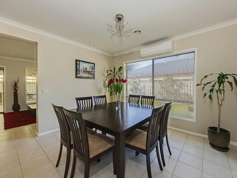 4 Finsbury Close, Caroline Springs VIC 3023