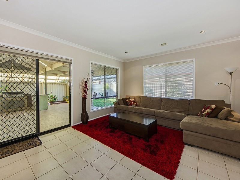 4 Finsbury Close, Caroline Springs VIC 3023