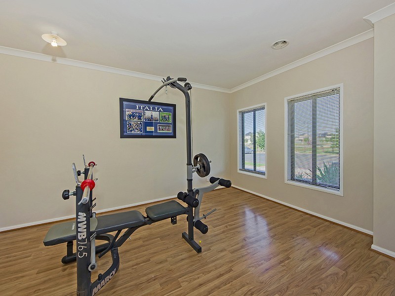 4 Finsbury Close, Caroline Springs VIC 3023