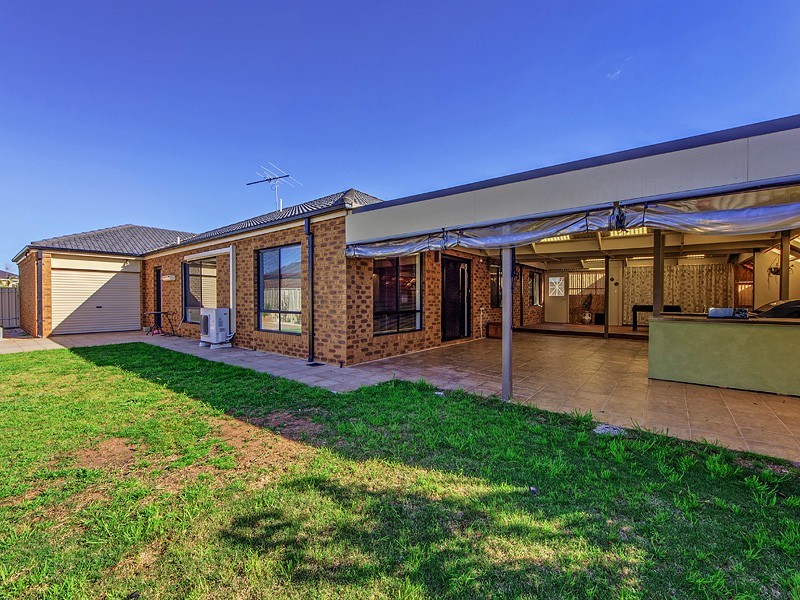 4 Finsbury Close, Caroline Springs VIC 3023