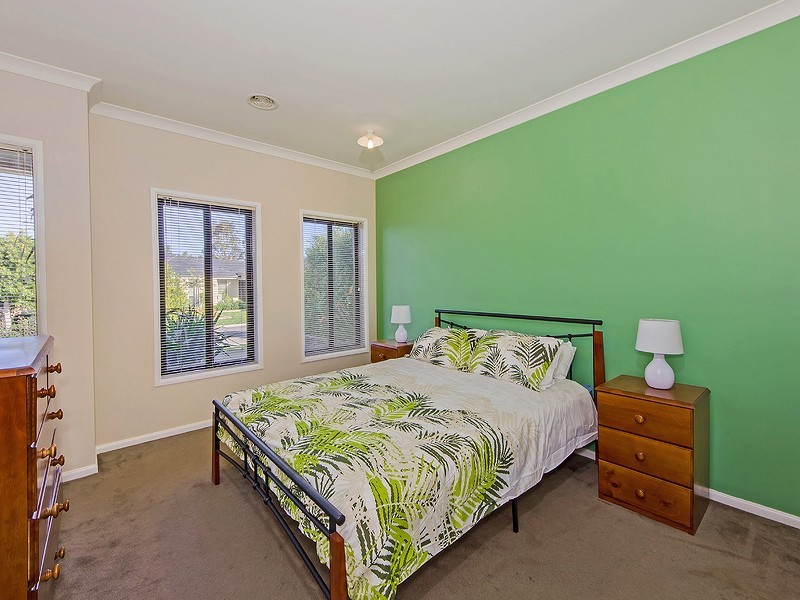 4 Finsbury Close, Caroline Springs VIC 3023