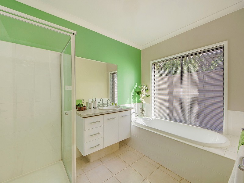 4 Finsbury Close, Caroline Springs VIC 3023