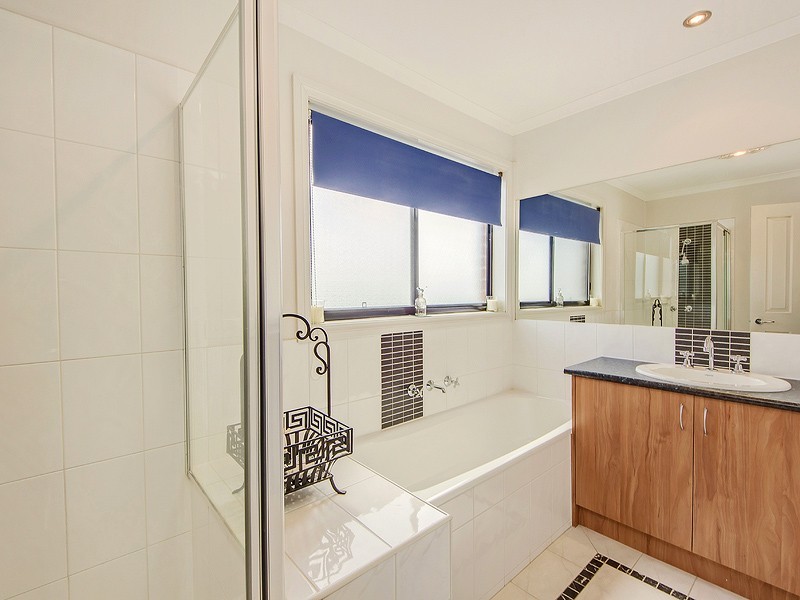 2/5 Sayvel Close, Hillside VIC 3037