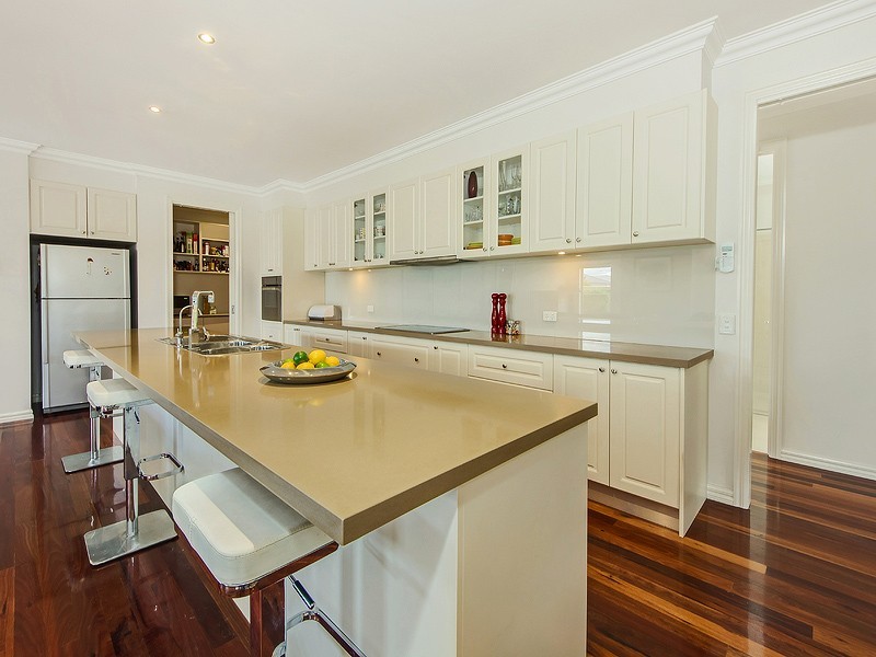 6 Double Bay Dve, Taylors Hill VIC 3037