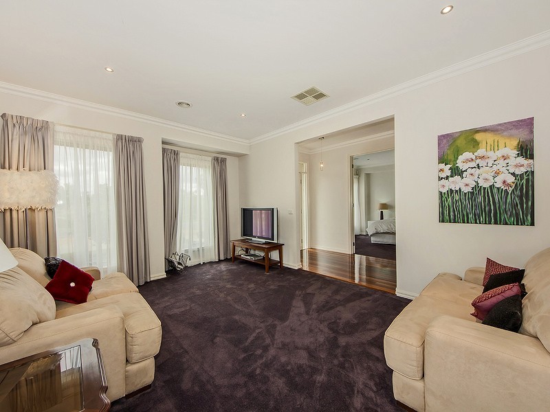 6 Double Bay Dve, Taylors Hill VIC 3037