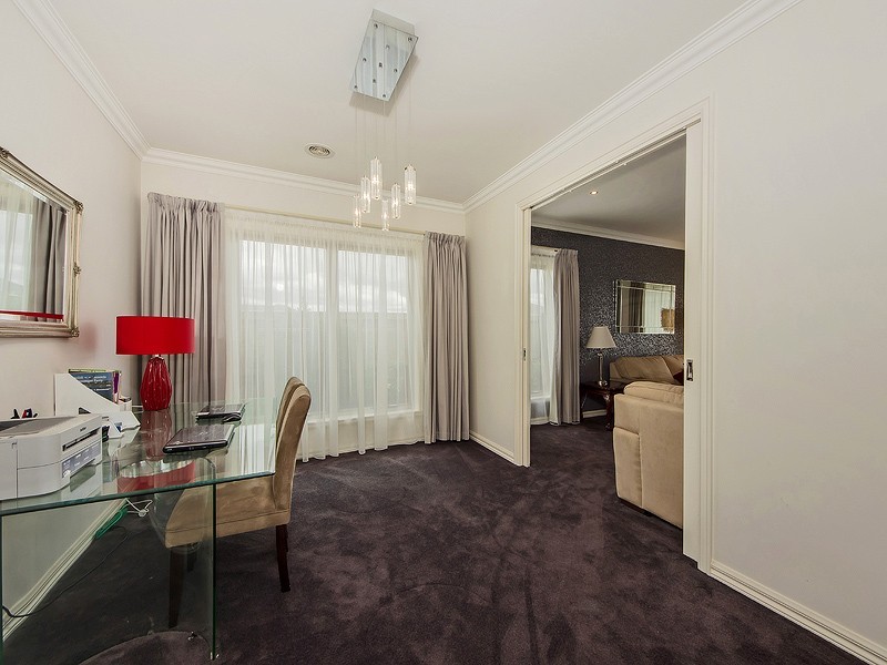 6 Double Bay Dve, Taylors Hill VIC 3037