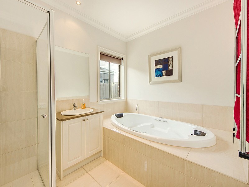 6 Double Bay Dve, Taylors Hill VIC 3037