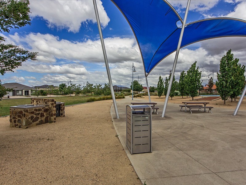 6 Double Bay Dve, Taylors Hill VIC 3037