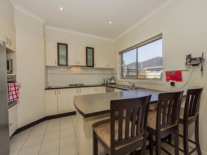32 Amberlea Cct, Taylors Hill VIC 3037