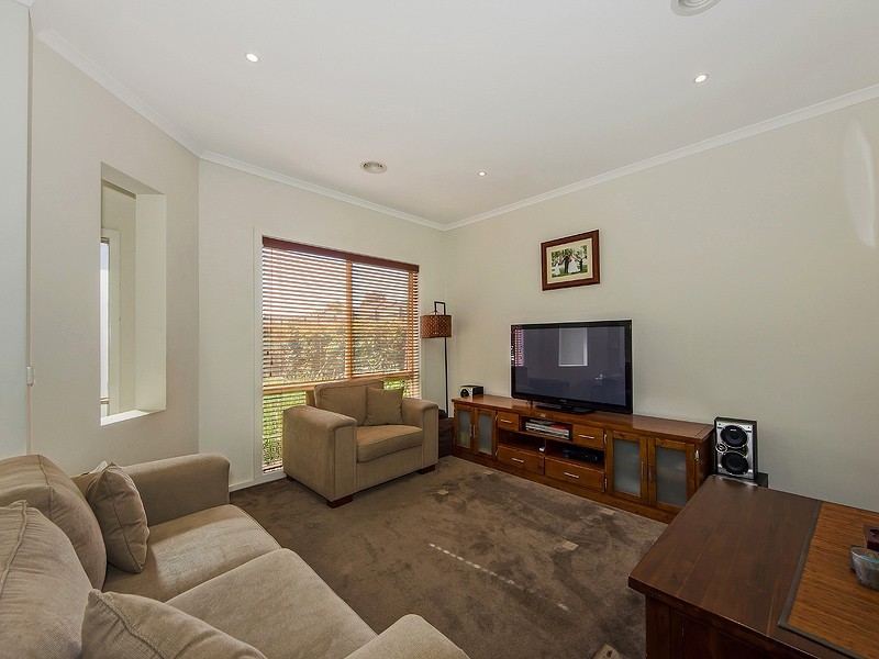 32 Amberlea Cct, Taylors Hill VIC 3037