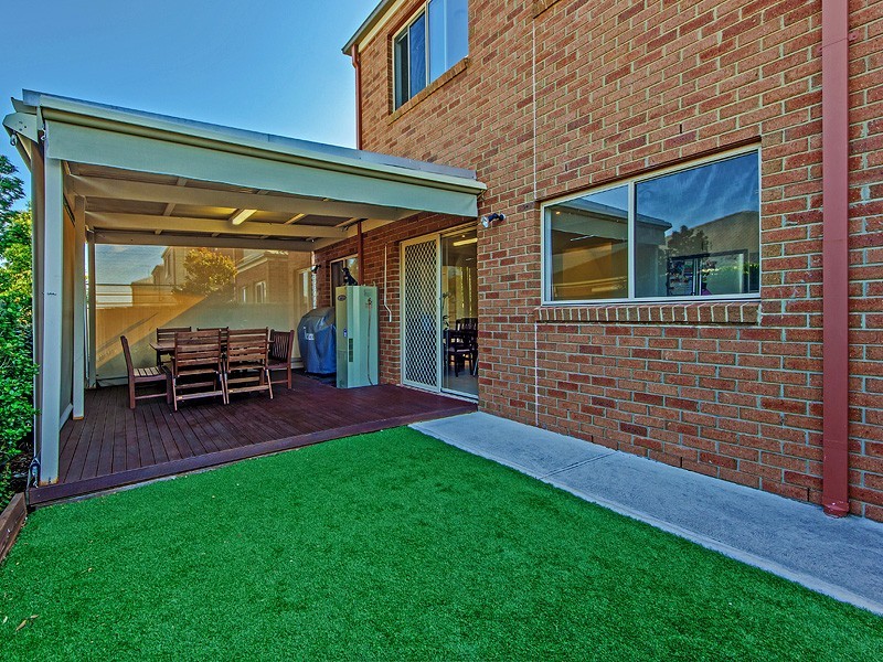 32 Amberlea Cct, Taylors Hill VIC 3037