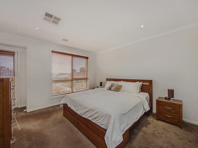 32 Amberlea Cct, Taylors Hill VIC 3037