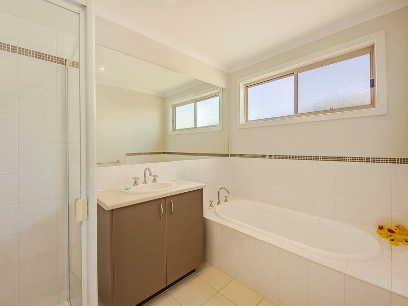 32 Amberlea Cct, Taylors Hill VIC 3037