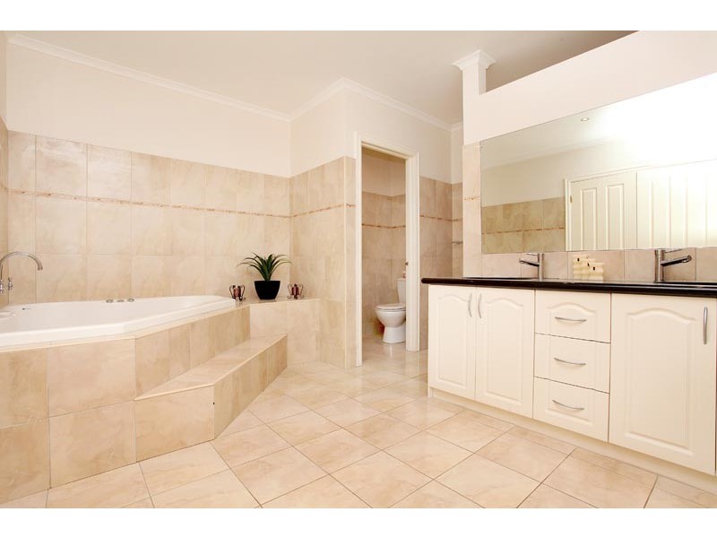 20 Jacaranda Dve, Taylors Hill VIC 3037
