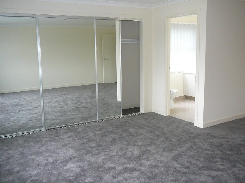 32 Warner Way, Caroline Springs VIC 3023
