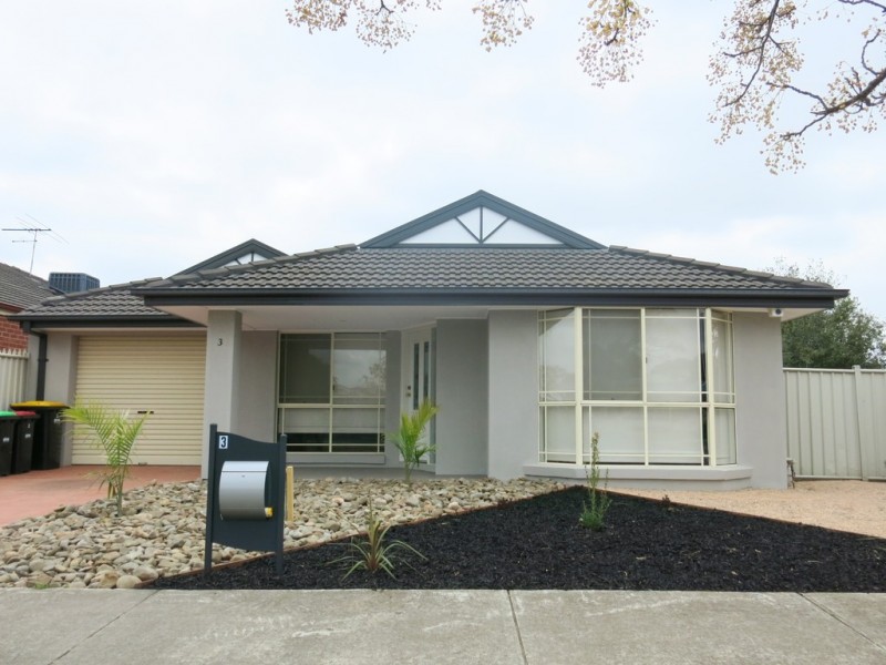 3 Cobblestone Green, Caroline Springs VIC 3023