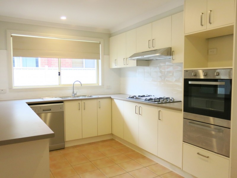 3 Cobblestone Green, Caroline Springs VIC 3023