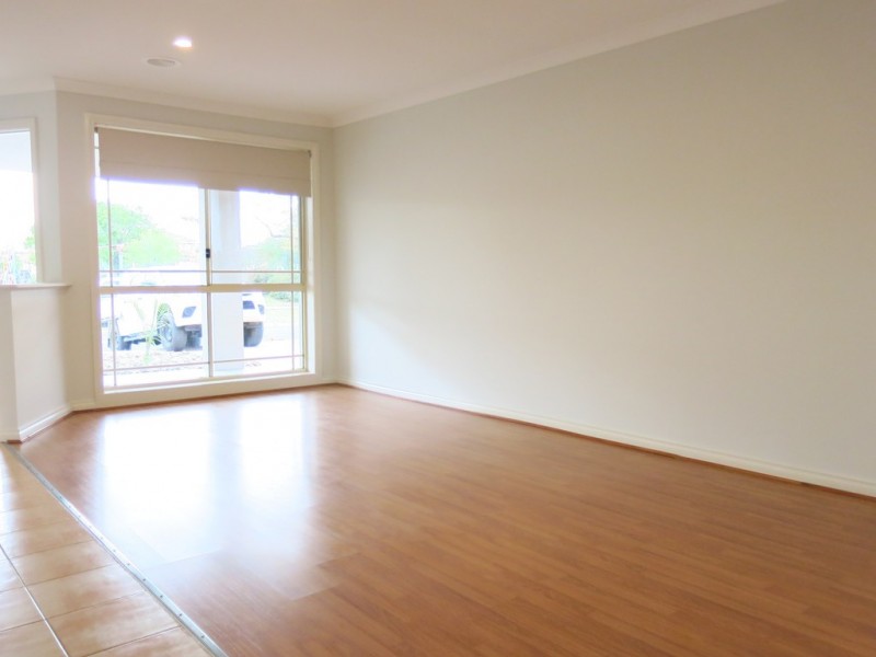 3 Cobblestone Green, Caroline Springs VIC 3023